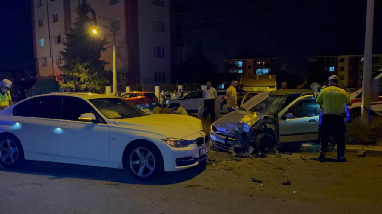 İki otomobil kafa kafaya çarpıştı: Ölü ve yaralılar var