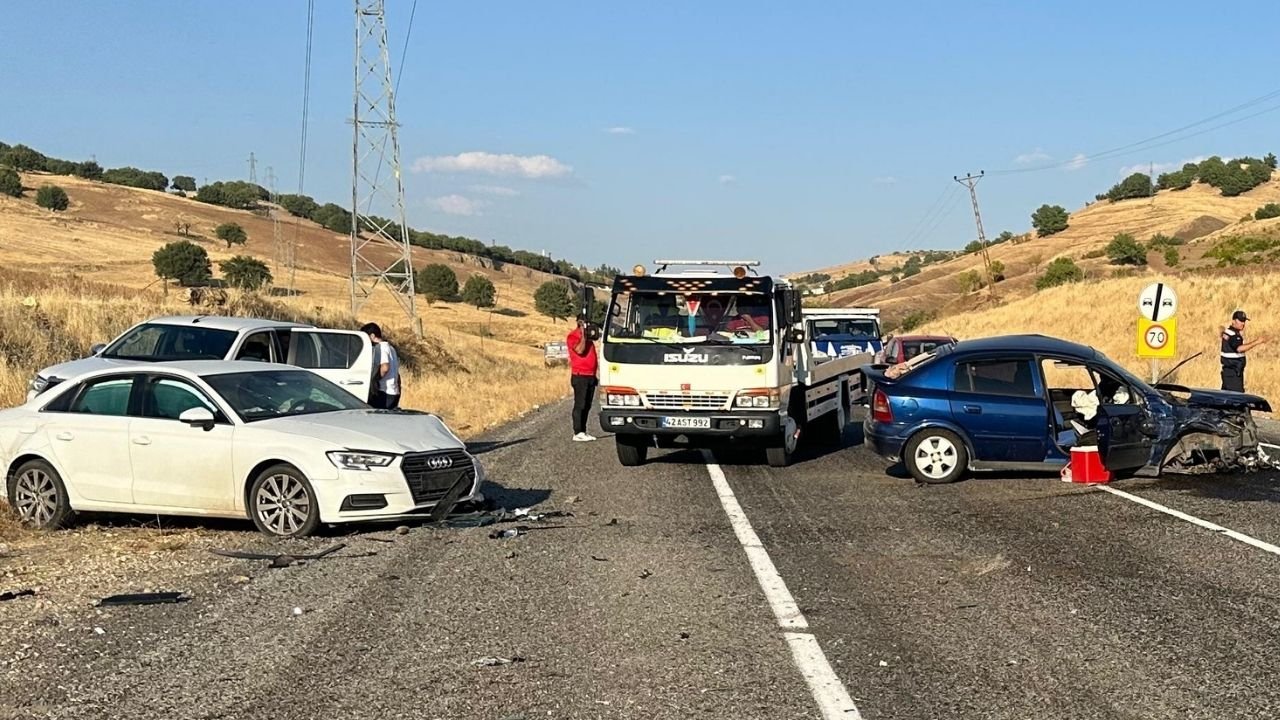 Diyarbakır'da üç araç çarpıştı: 4 yaralı