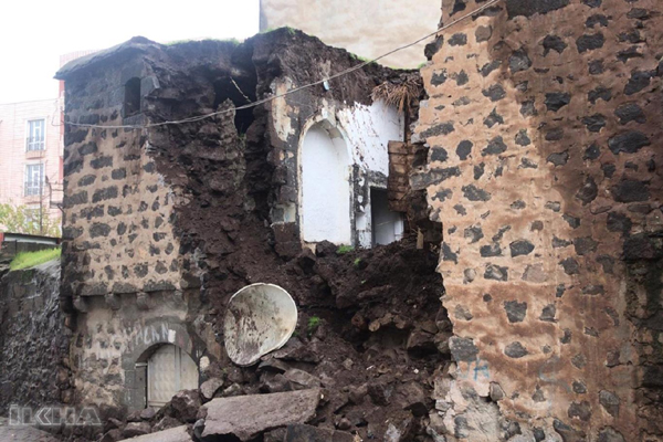 Video Haber:Toprak ev yağıştan dolayı yıkıldı