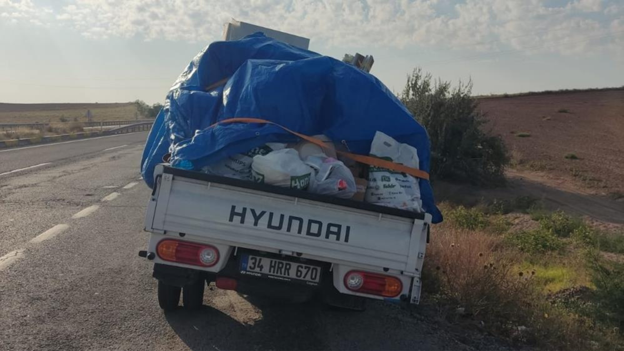 Eşya yüklü kamyonet kaza yaptı: 2 yaralı