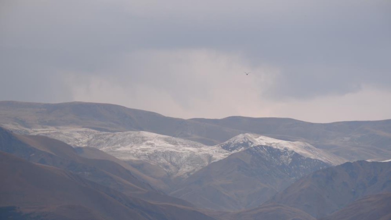 Erzurum’a mevsimin ilk karı yağdı