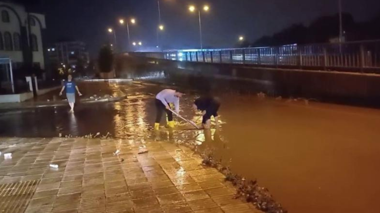 Sağanak yolları göle çevirdi