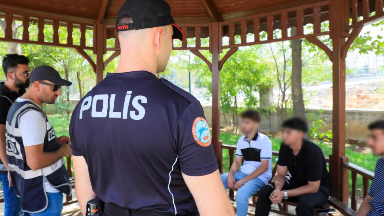 Diyarbakır'da okul güvenliği için polis ekipleri sahada