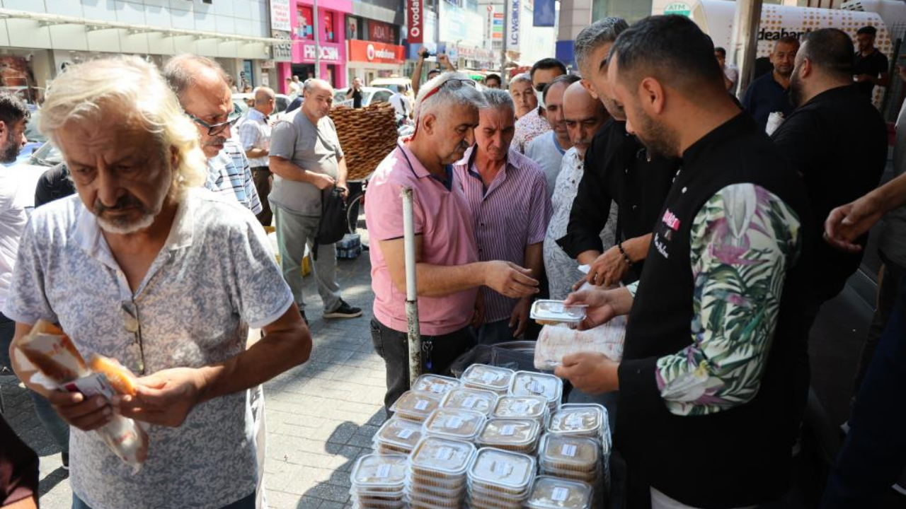 Diyarbakır’da katledilen Narin'in anısına helva ve döner dağıtıldı