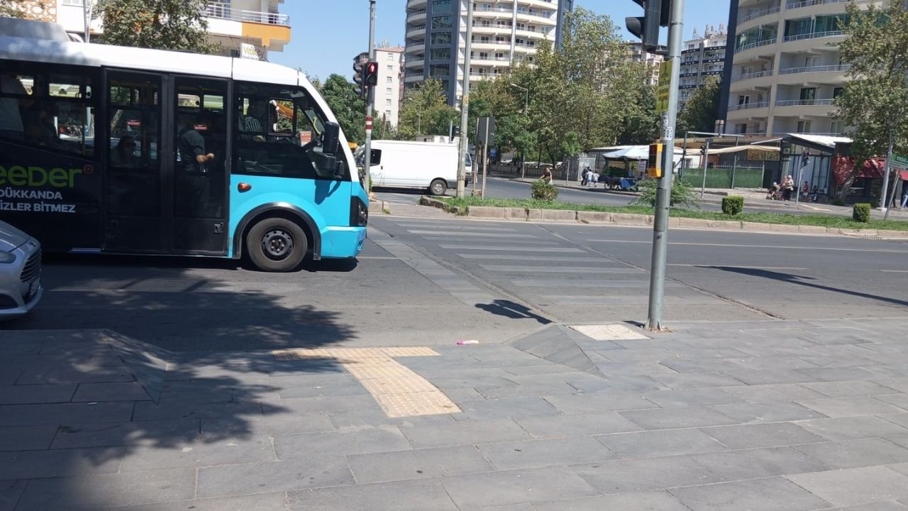 Diyarbakır'da bir garip 'yaya geçidi'