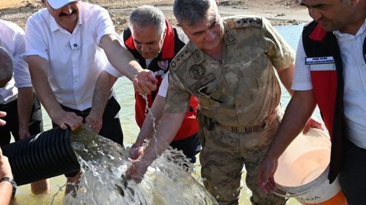 Batman'da baraj göllerine 2 milyon yavru sazan balığı bırakıldı