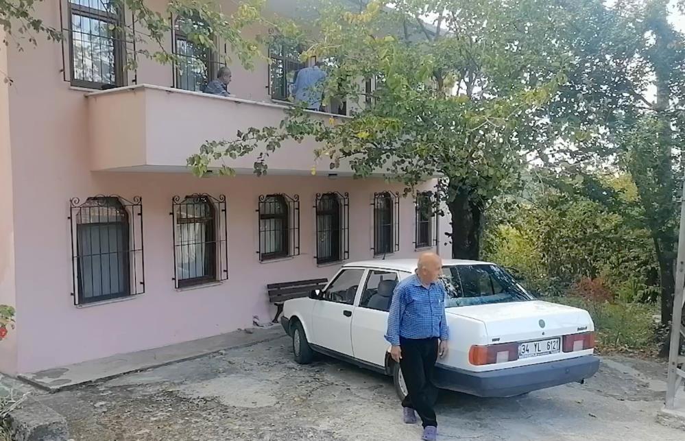 Yaşlı çiftin evi taşlandı, otomobilleri kundaklandı