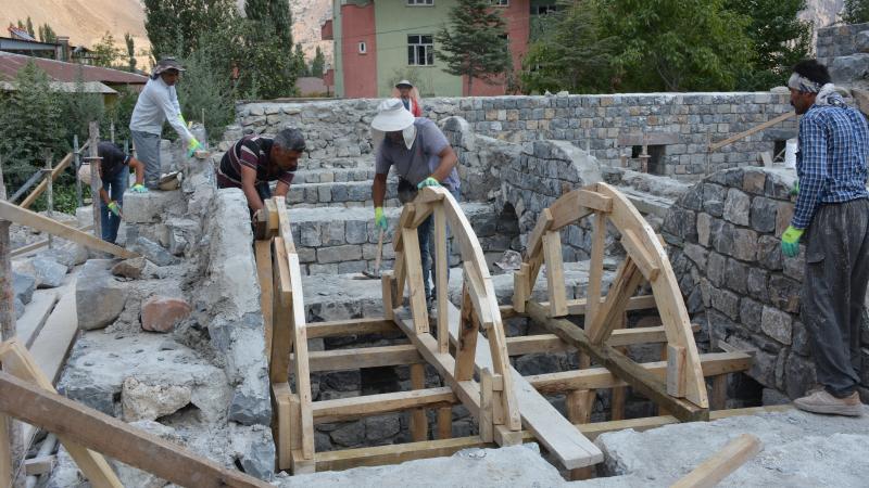 Hakkari'deki tarihi medresede restorasyon çalışmaları sürüyor