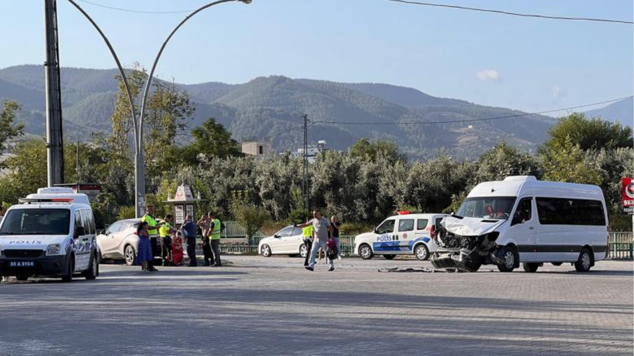 Otomobille okul servisi çarpıştı: Çok sayıda yaralı