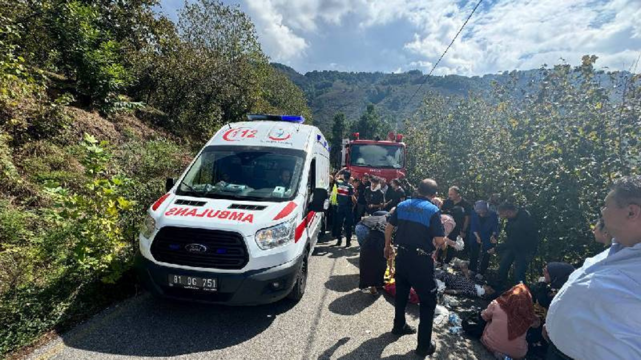 Mevsimlik işçileri taşıyan minibüs devrildi: Çok sayıda yaralı