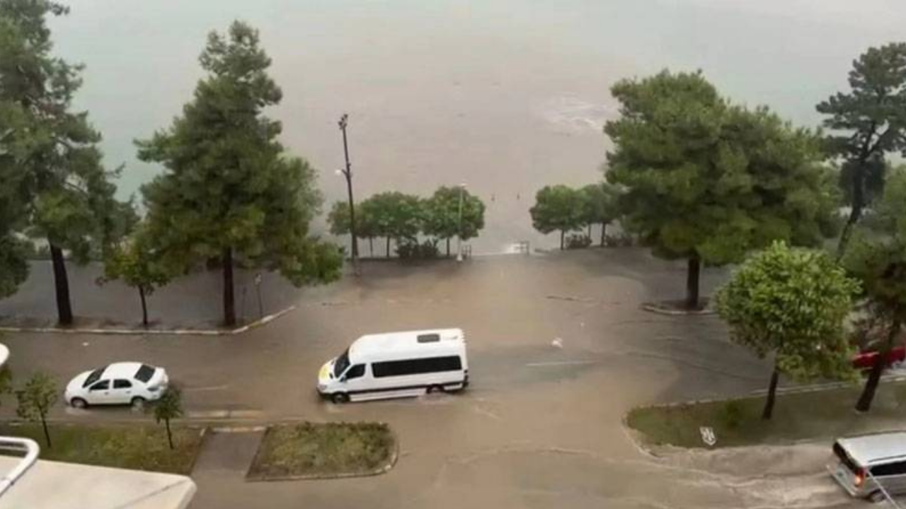 O ilde sağanak nedeniyle bazı ev ve iş yerlerini su bastı