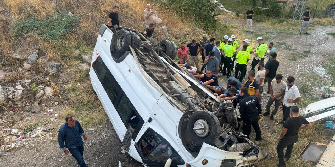 Fındık işçilerini taşıyan minibüs devrildi: 14 yaralı