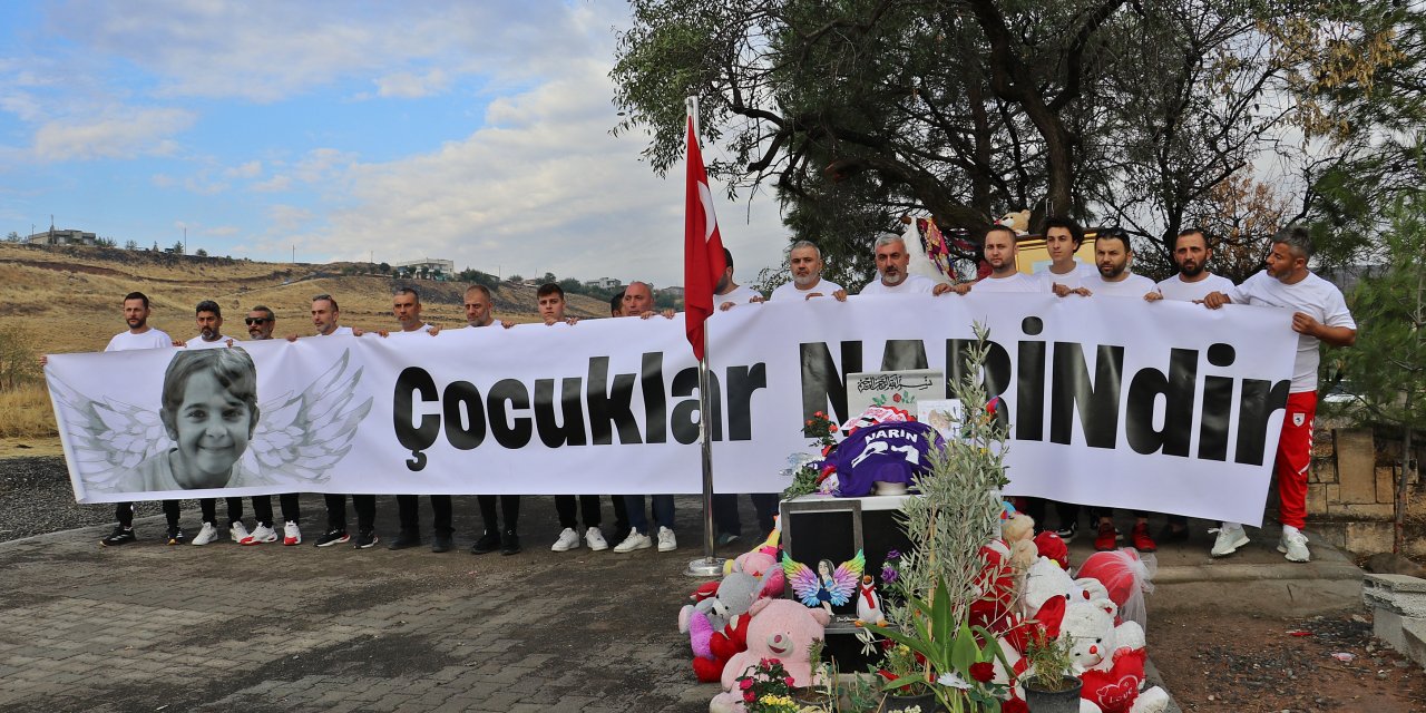 Samsunspor taraftarlarından Narin’in mezarına ziyaret