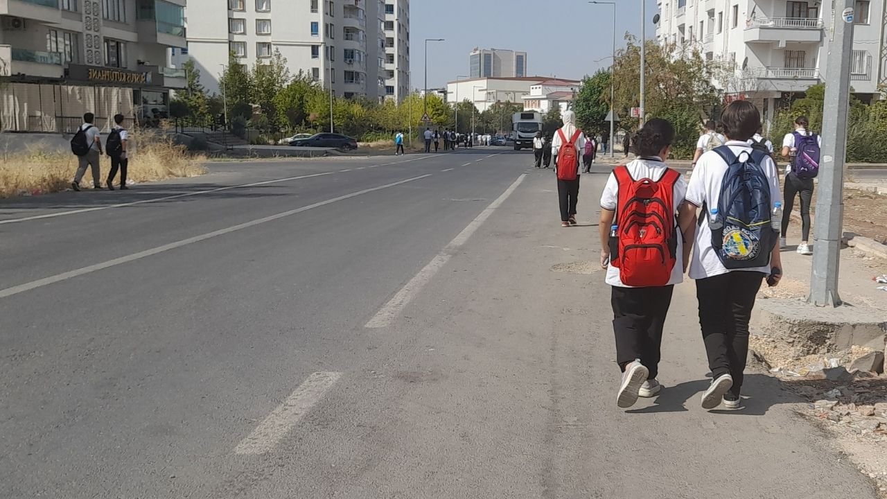 Diyarbakır’da öğrenciler tehlike altında; Parası ödenen kaldırım nerede?