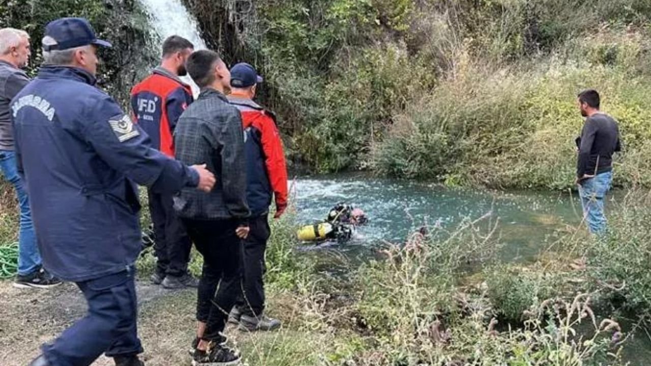 Çocuklarını boğulmaktan kurtaran baba öldü