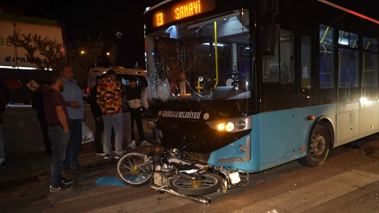 Halk otobüsü ile motosiklet çarpıştı: 1 çocuk öldü