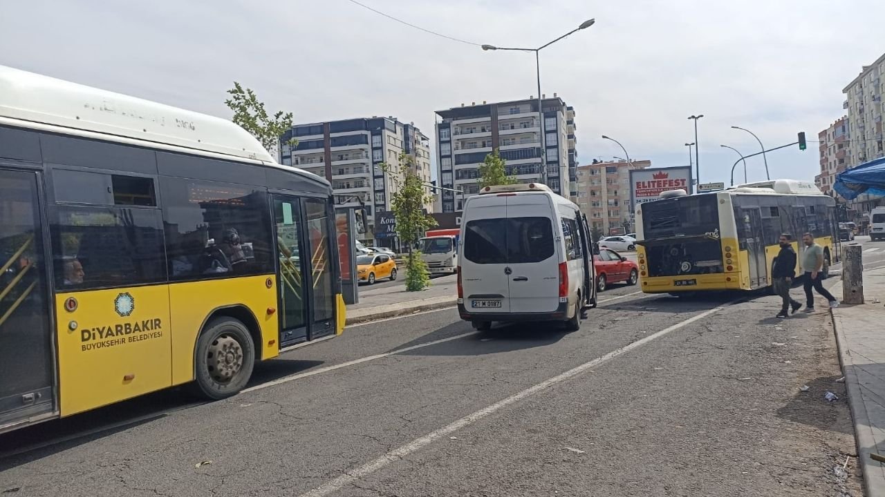 Diyarbakır'da, belediye otobüsü seyir halindeyken arızalandı