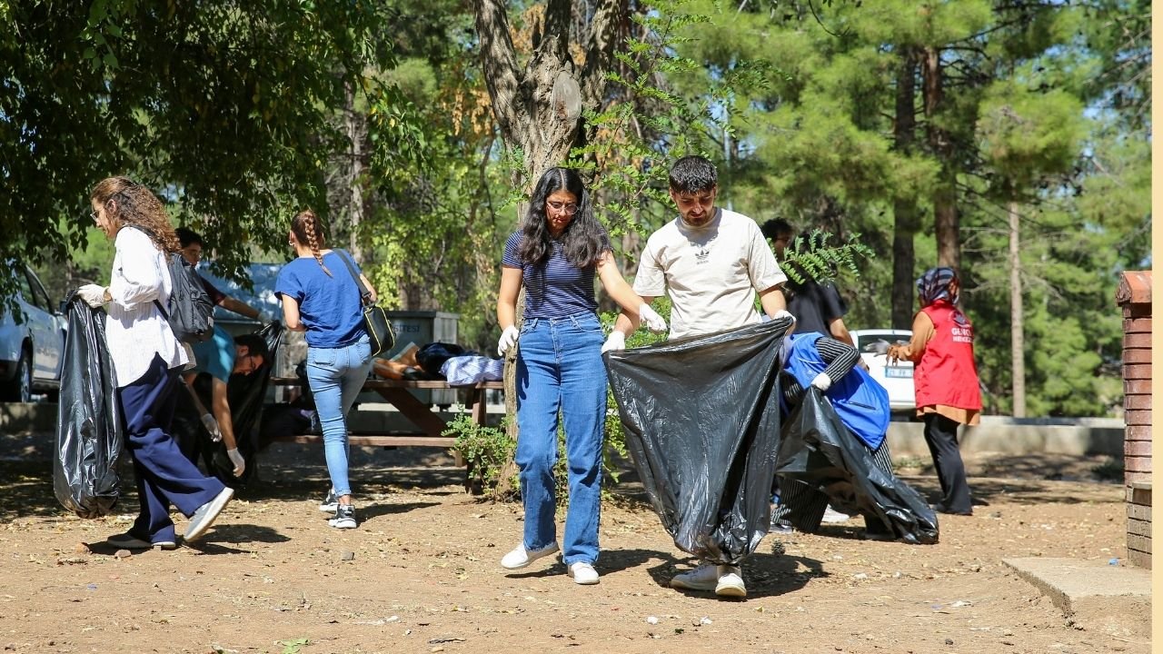 Diyarbakır'da gençler piknik alanında temizlik yaptı