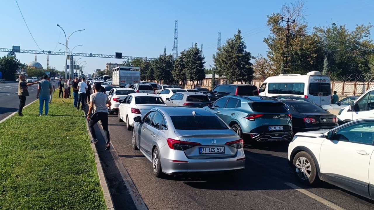 Diyarbakır'da vatandaşlar yolu trafiğe kapattı: Üst geçit istiyoruz