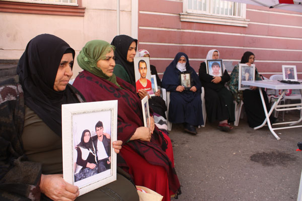 HDP önündeki ailelerin evlat nöbeti 58’inci gününde