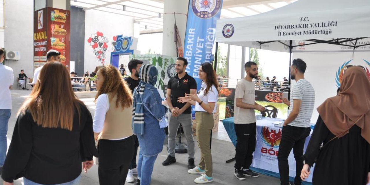 Polisten, Dicle Üniversitesi'nde öğrencilere yönelik bilgilendirme faaliyeti