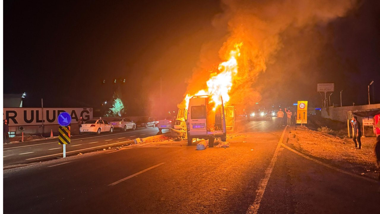 Diyarbakır'da kamyonet ile minibüs kafa kafaya çarpıştı: Çok sayıda yaralı