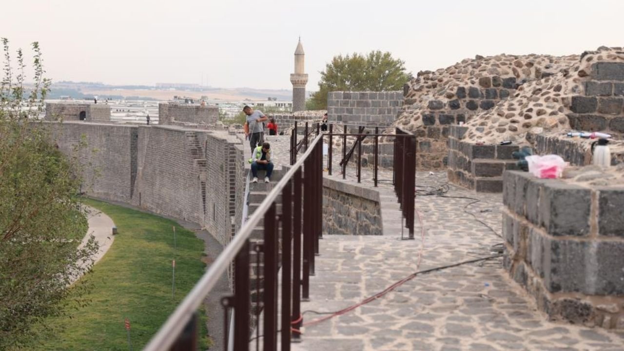 Diyarbakır Surları'na demir korkuluk takılmasına tepki