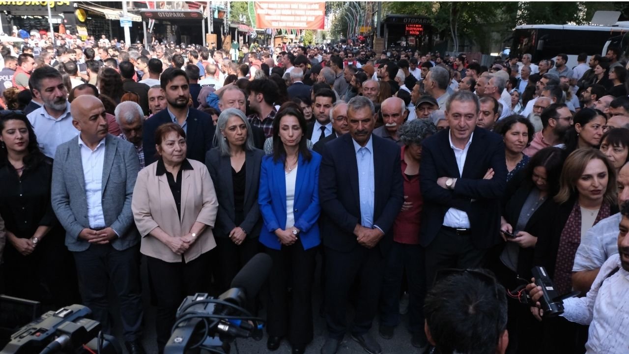 Diyarbakır’da miting ısrarı: Bekleyiş sürüyor