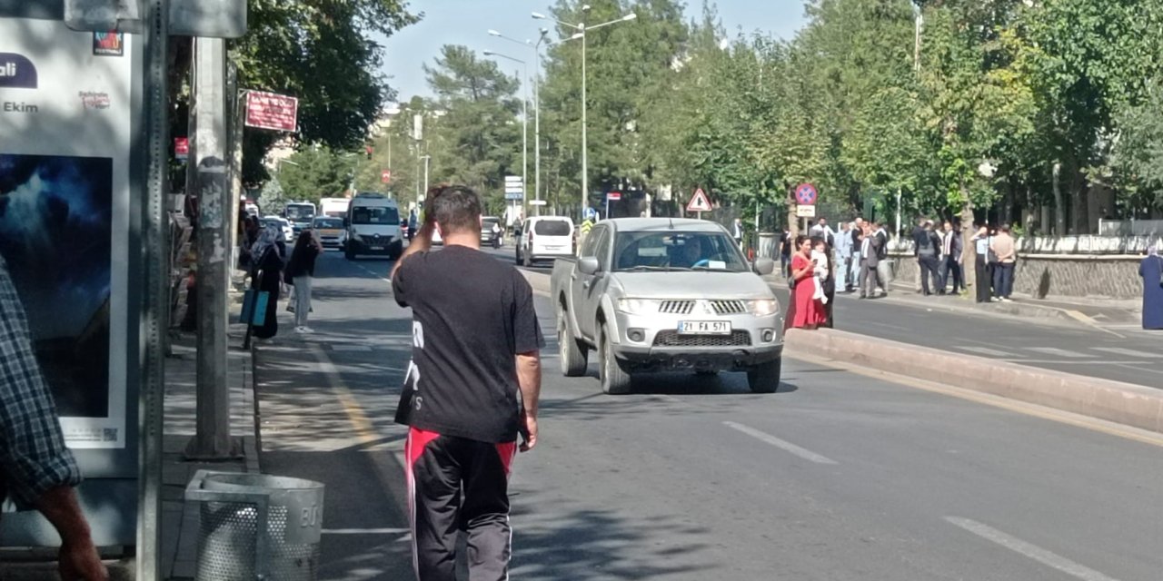 Diyarbakır’da korkutan deprem; halk sokağa çıktı