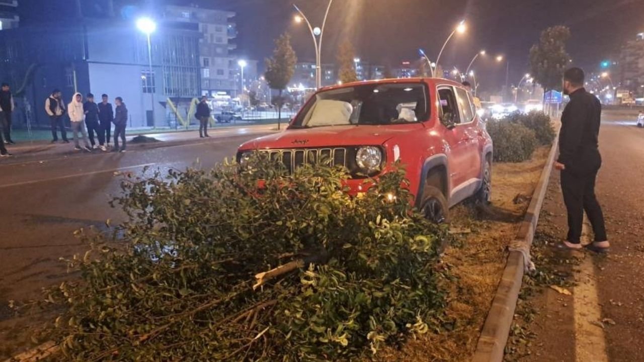 Sürücüsünün kontrolünden çıkan cip refüje çıktı: 1 yaralı