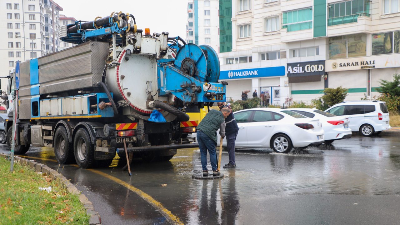 Meteoroloji’nin uyarısının ardından DİSKİ’den sağanak mesaisi