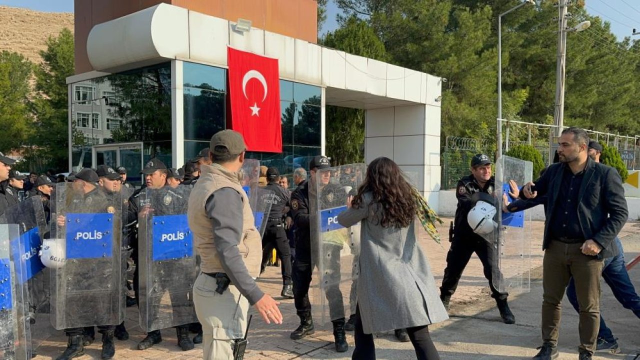 Ahmet Türk'ün belediye binasına girişine polis engeli