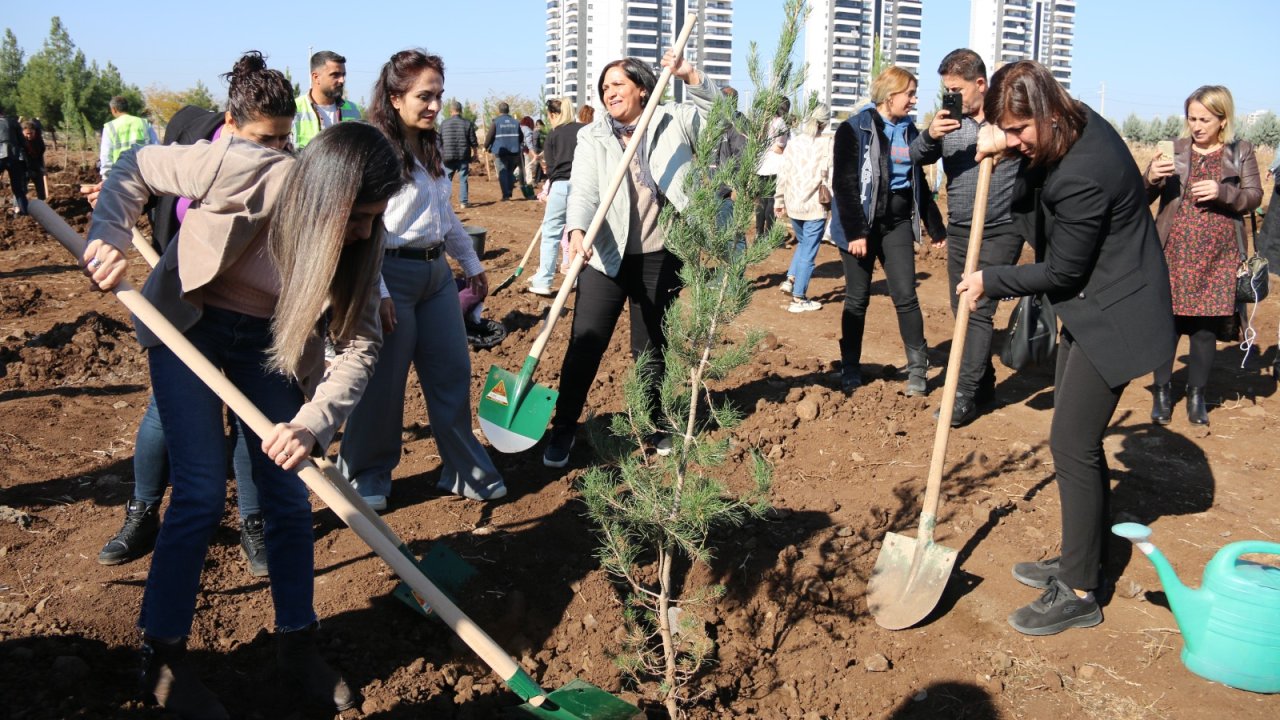 Öldürülen kadınlar için Diyarbakır’da fidan dikimi