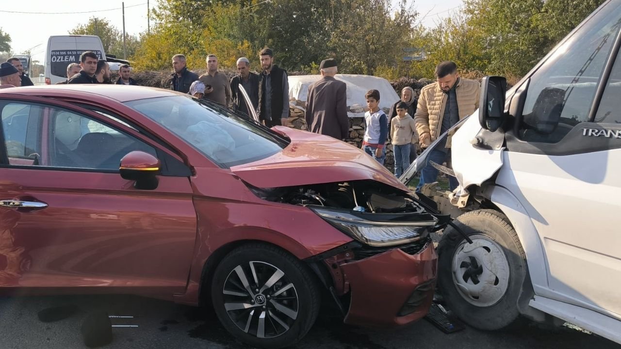 Diyarbakır’da servis ile otomobil çarpıştı: 4'ü çocuk 13 yaralı