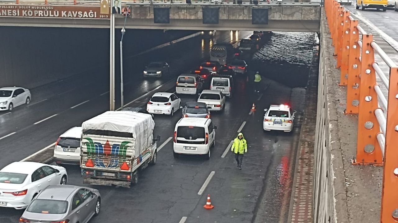 Diyarbakır’da sağanak ve dolu trafiği felç etti