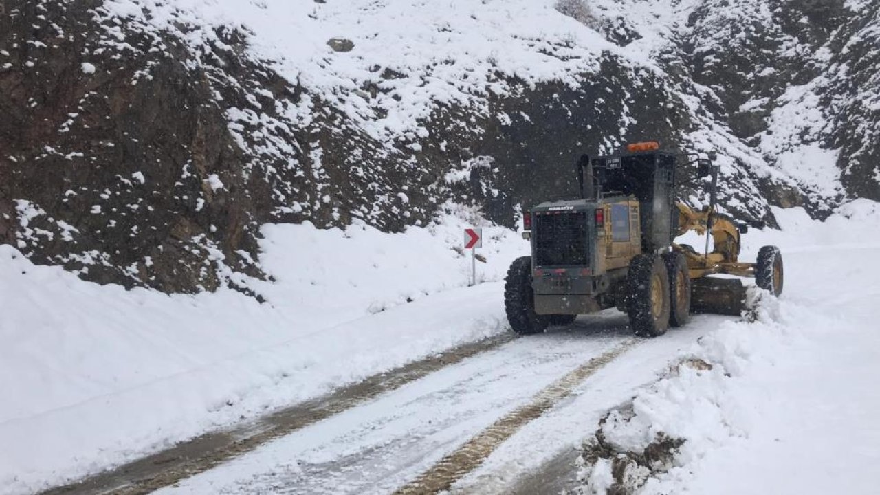 Diyarbakır’da kar nedeniyle kapanan köy yolları açıldı