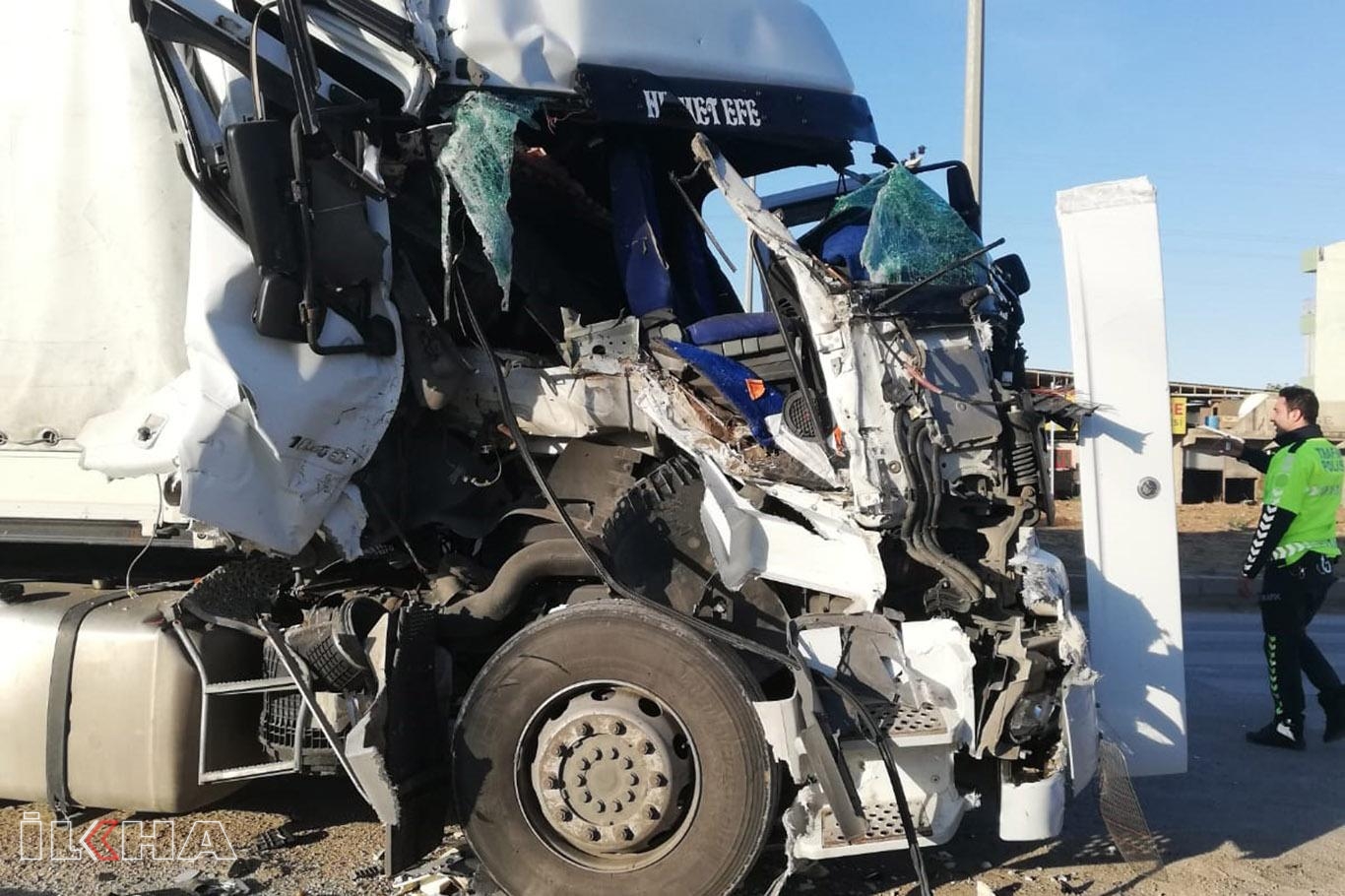 Hurdaya dönen TIR’dan burnu bile kanamadan çıktı