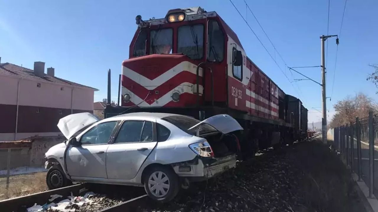 Diyarbakır'da yük treni otomobile çarptı: 1 ölü, 1 yaralı