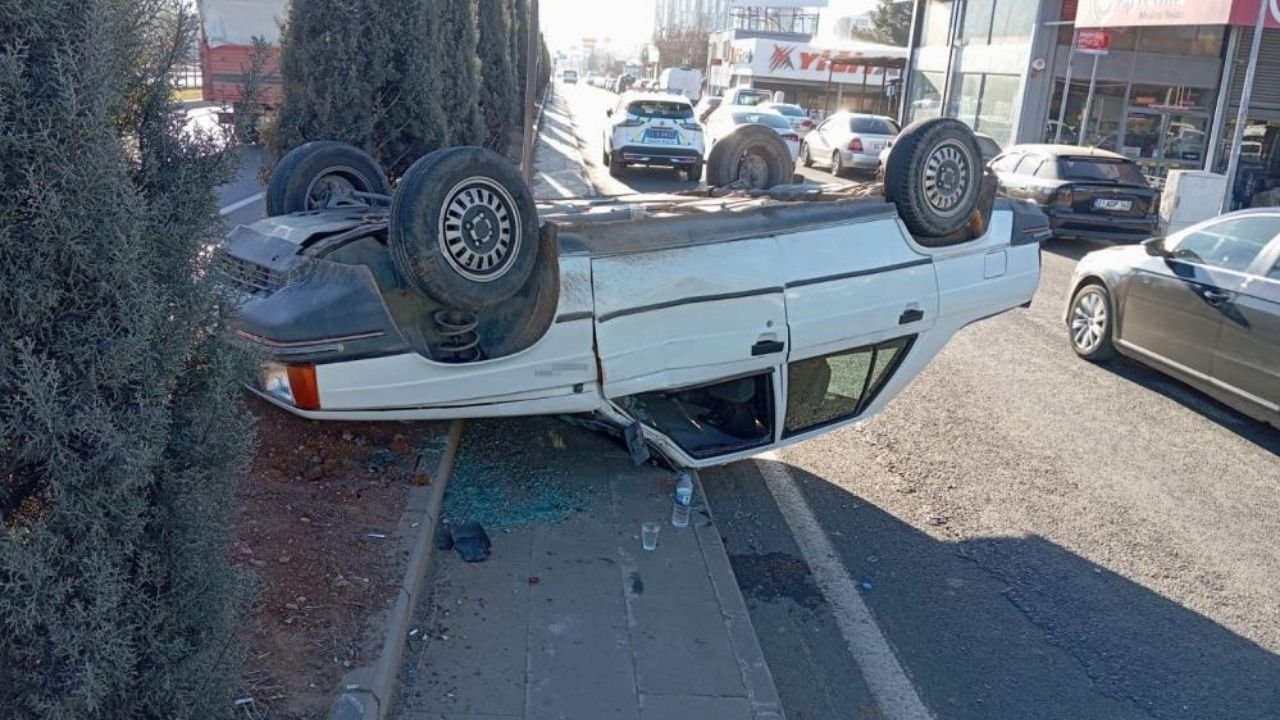 Diyarbakır'da refüje çarpıp ters dönen araçta mucize kurtuluş