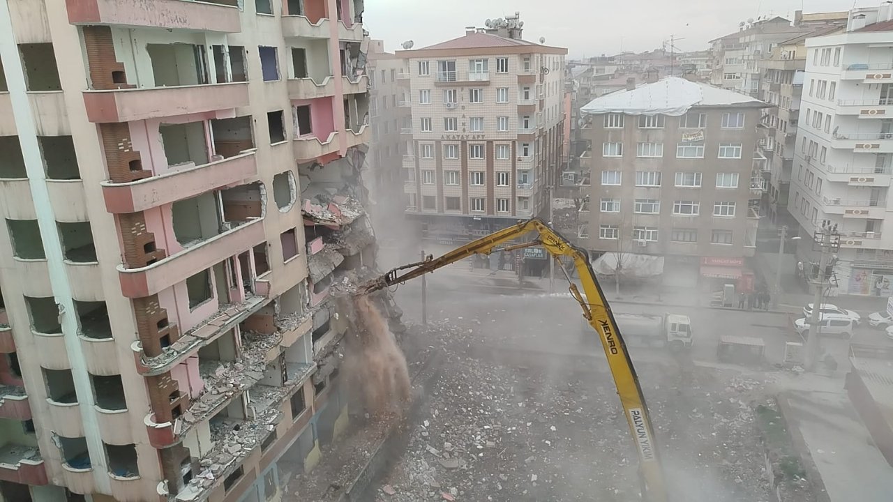 Diyarbakır'da ağır hasarlı bina kontrollü şekilde yıkıldı