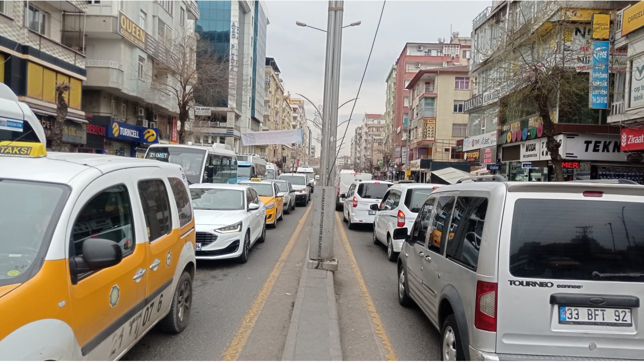 Diyarbakır trafiğinde çıkmaz! 20 yıllık alışkanlıklar sorunu derinleştiriyor