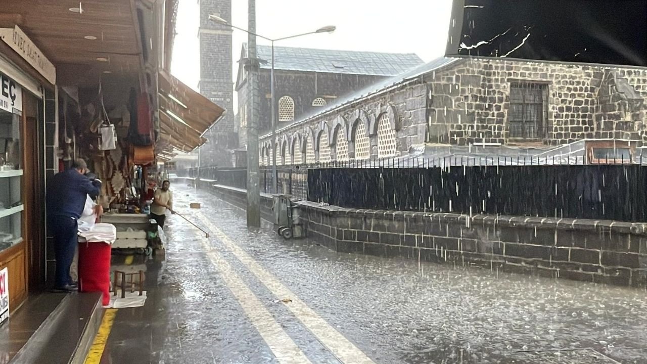 Diyarbakır’da şiddetli rüzgar ve dolu yağışı hayat felç etti