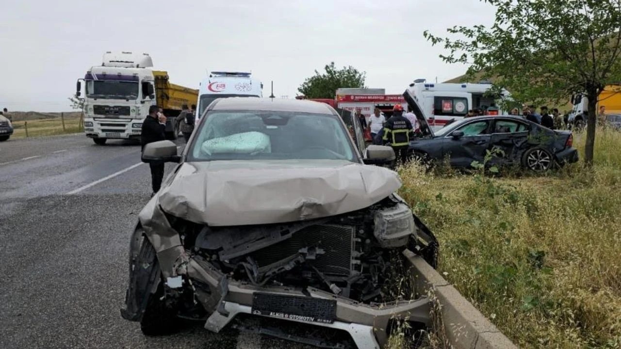 Diyarbakır'da otomobil ile kamyonetin çarpıştı: 1 ölü, 3 yaralı