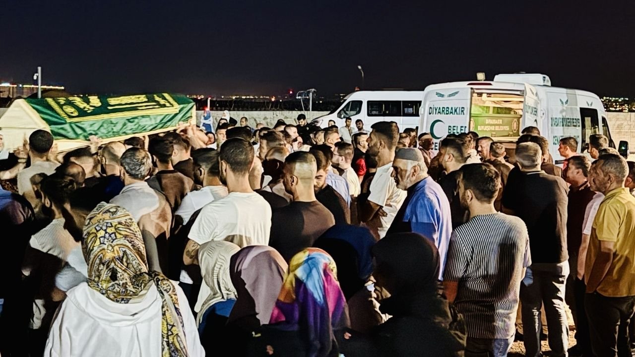 Diyarbakır'da yangın faciası; Anne ve üç çocuğu gözyaşlarıyla defnedildi