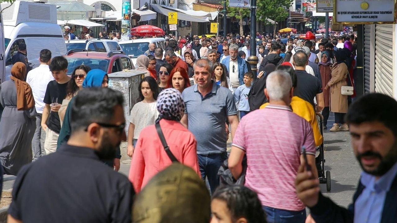 Diyarbakır'da bayram bereketi; Gazi Caddesi araç trafiğine kapatıldı