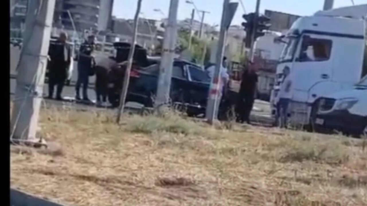 Diyarbakır’da otomobil ile kamyon çarpıştı: Yaralılar var