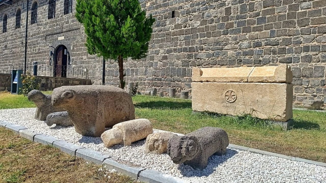 Diyarbakır'da ilk kez sergilendi; 600 yıllık mezar taşlarını görenler şaşırdı