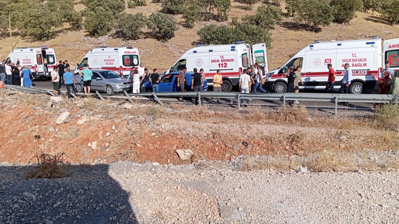 Diyarbakır’da feci kaza: 1 ölü, 2’si ağır 15 yaralı