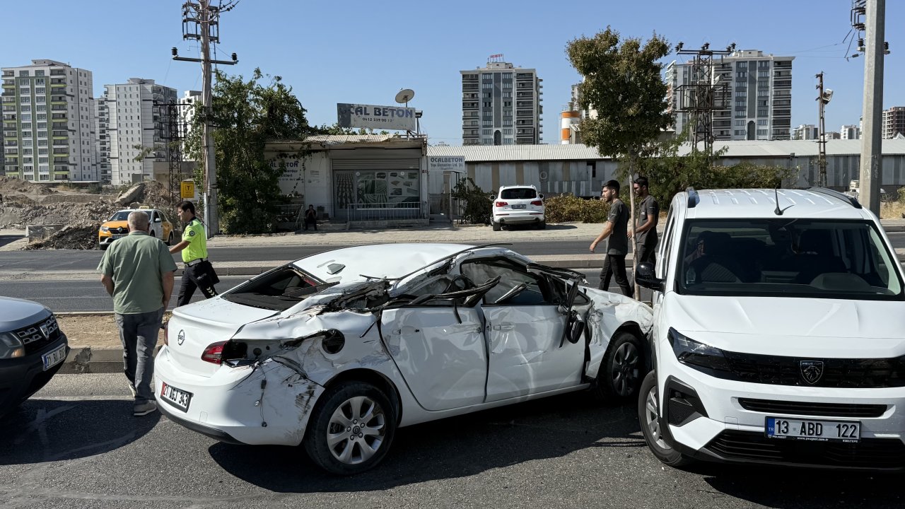 Diyarbakır’da asfalt paleti otomobile çarptı
