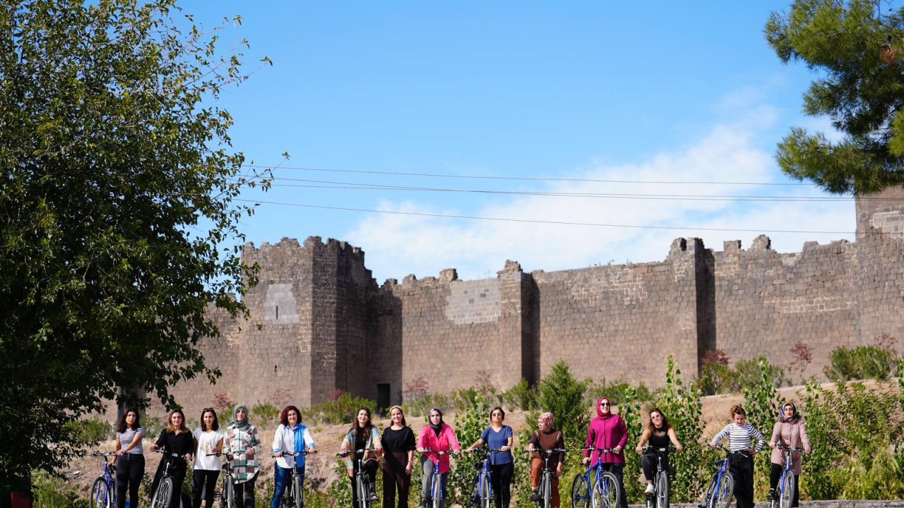 Diyarbakır Sur’daki kadınlar bisiklet kullanmayı öğreniyor